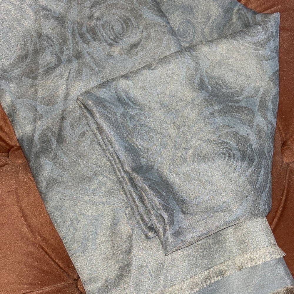 6/$28❗️Elegant Floral Patterned Scarf